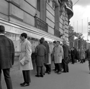 Passanten in de Champs Élysées voor vitrines waarin Le Figaro is opgehangen, Bestanddeelnr 254-0430