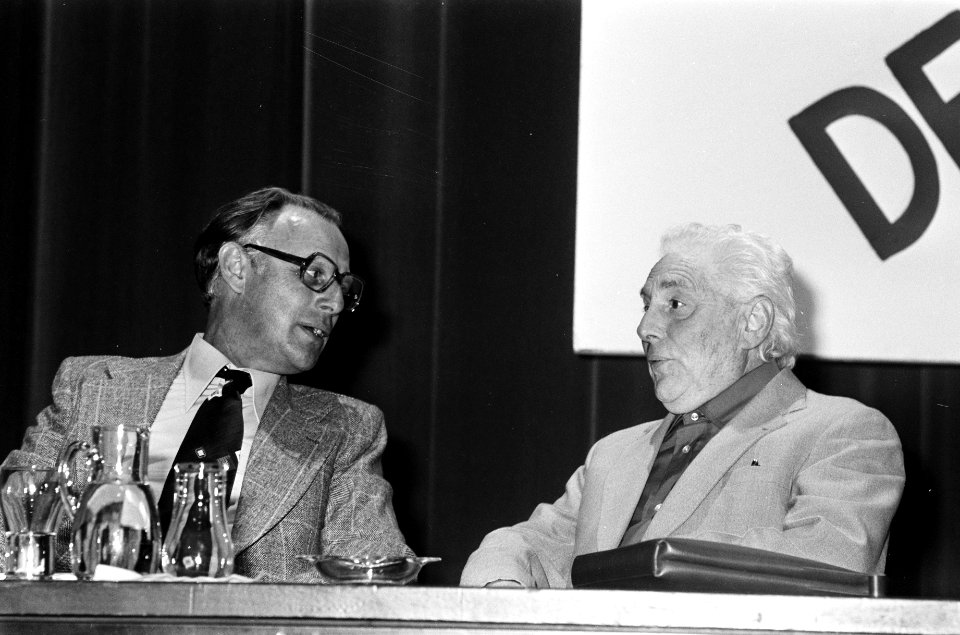 Partijvoorzitter Henk Hoekstra (links) en erevoorzitter Paul de Groot, Bestanddeelnr 927-9744