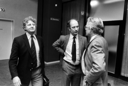 Partijvoorzitter Bukman (l) en CDA-fractieleider De Vries (m), Bestanddeelnr 932-5309