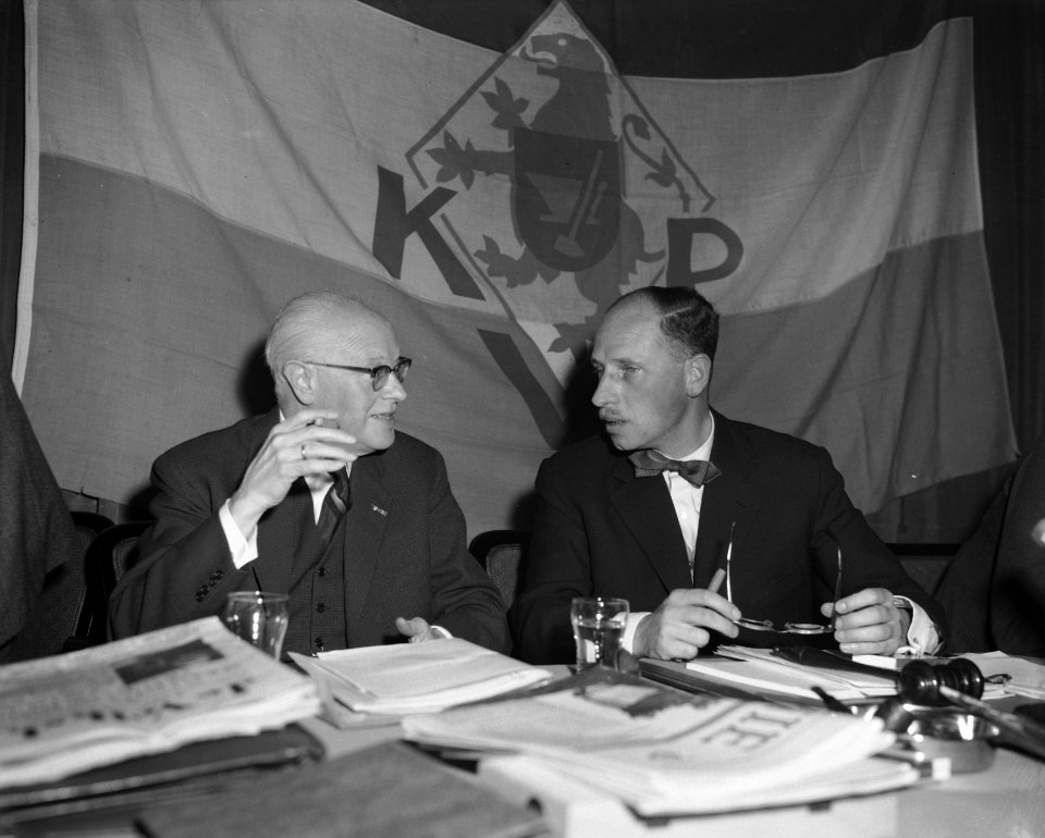 Partijvergadering van de KVP in het Jaarbeursrestaurant te Utrecht, Professor mr, Bestanddeelnr 910-0309