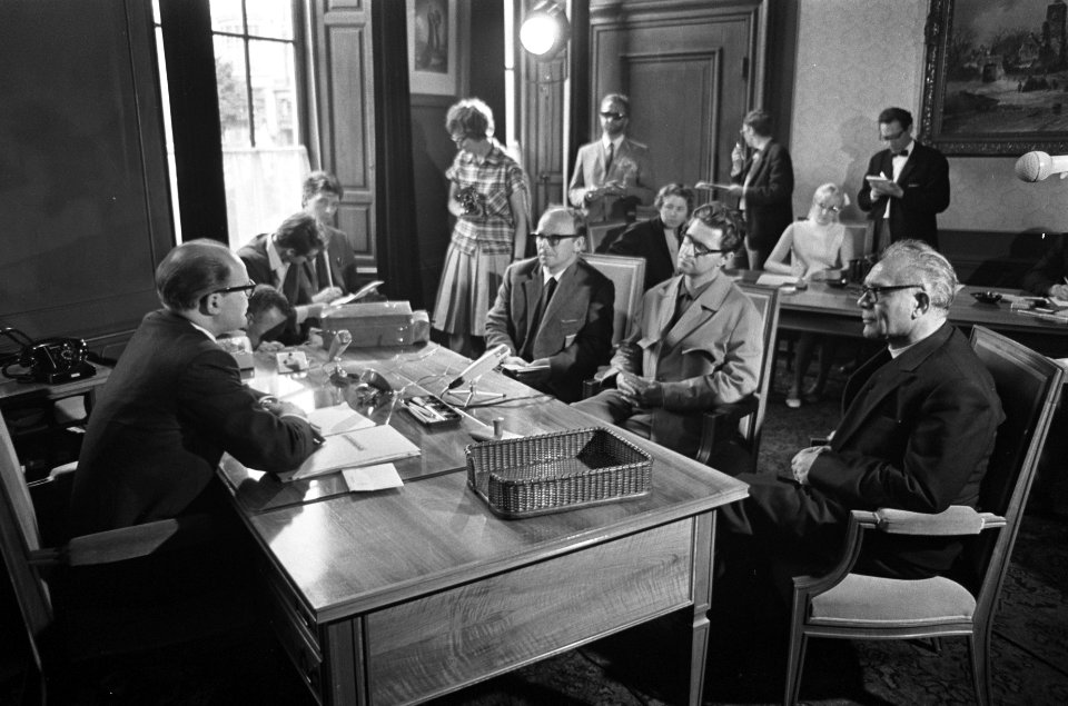 Pater van Kilsdonk bij de staatssecretaris van Financiën, de heer Ferdinand Gra…, Bestanddeelnr 920-4517