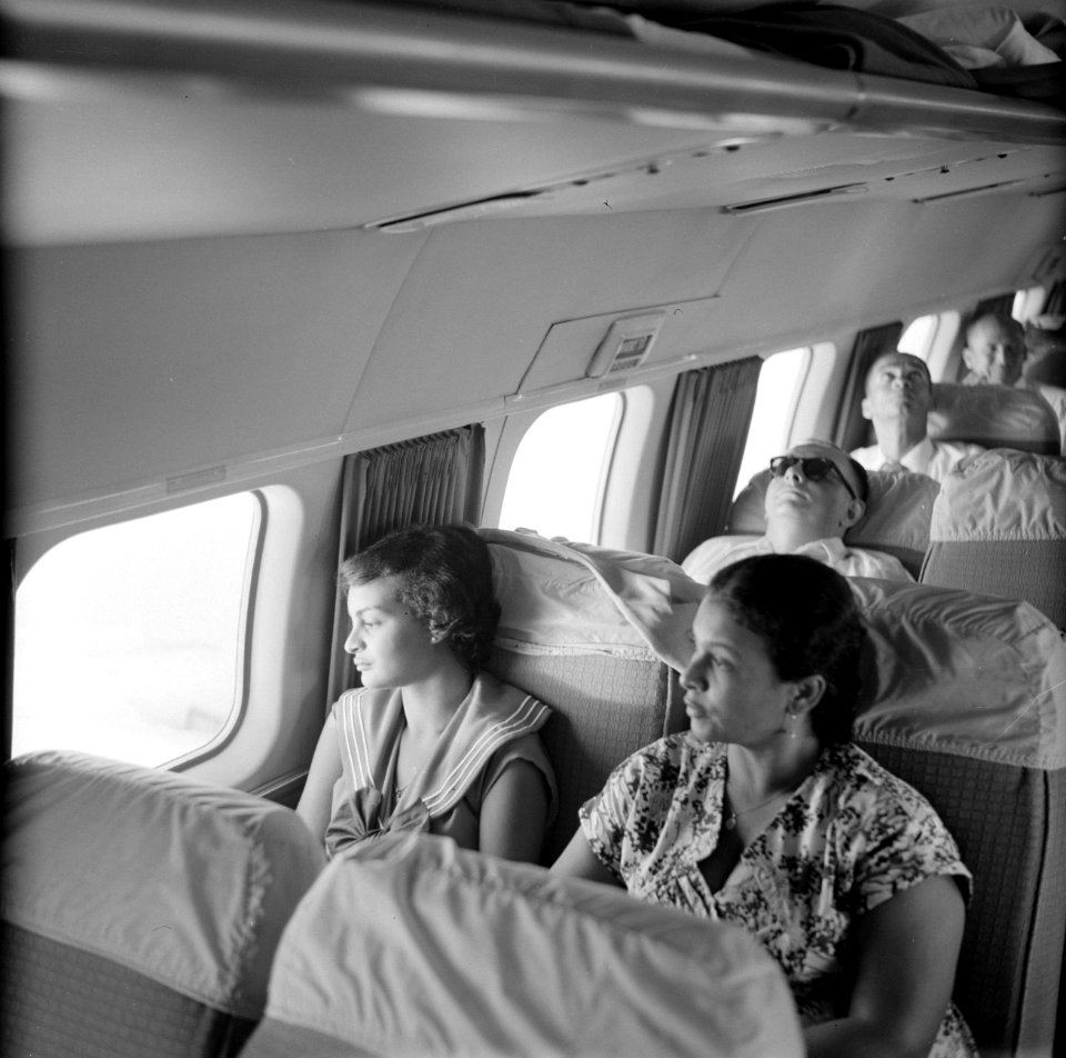 Passagiers in de Dakota van de KLM, vliegend vanuit Trinidad, Bestanddeelnr 252-2691