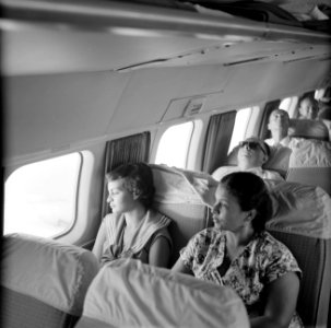 Passagiers in de Dakota van de KLM, vliegend vanuit Trinidad, Bestanddeelnr 252-2691