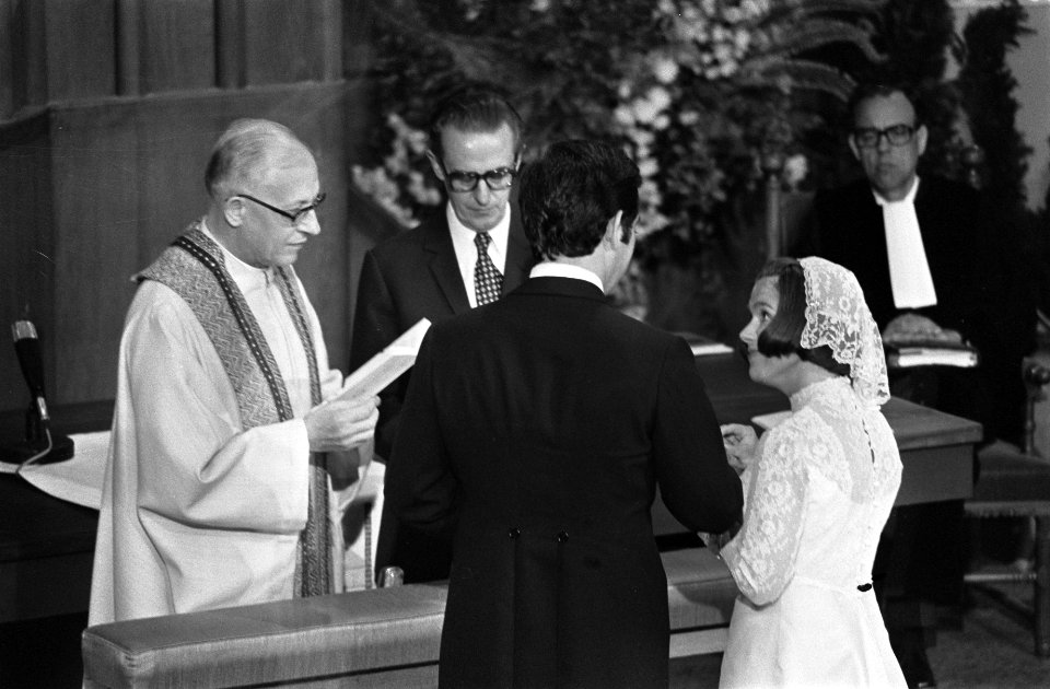 Pater Bot overhandigt de bijbel aan prinses Christina en Jorge Guillermo, rechts, Bestanddeelnr 928-0219