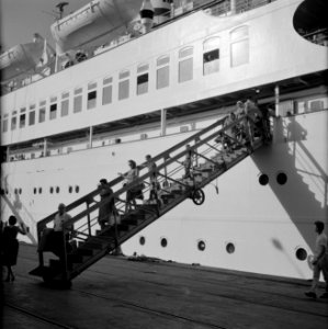 Passagiers met bagage lopen over een mobiele trap van het schip SS Zion naar d…, Bestanddeelnr 255-2172