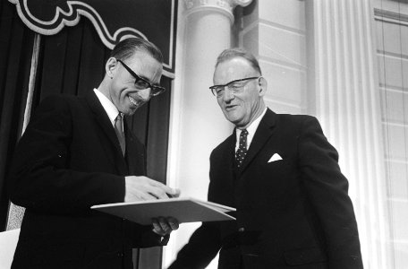 Pater Jan de Vries (links) ontvang de Albert Schweitzerprijs 1971 uit handen van, Bestanddeelnr 924-2020