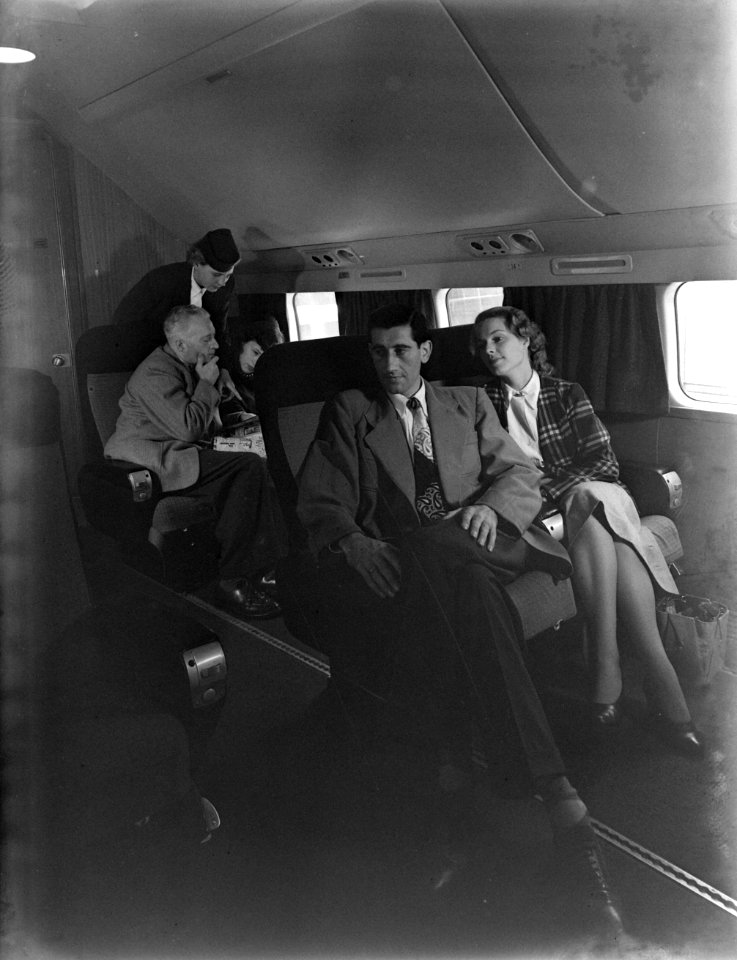 Passagiers in een klein vliegtuig Stewardess op de achtergrond, Bestanddeelnr 252-1774