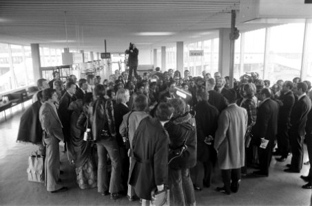 Passagiers in vertrekhal, Bestanddeelnr 927-0428
