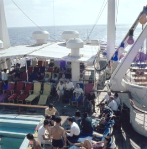 Passagiers op het zonnedek van het schip Jeruzalem, Bestanddeelnr 255-9361