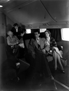 Passagiers in een klein vliegtuig Stewardess op de achtergrond, Bestanddeelnr 252-1776