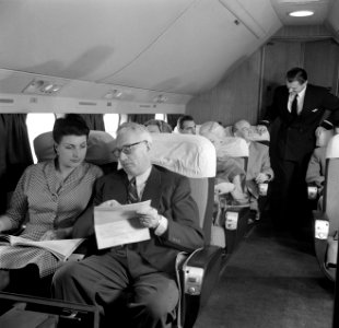 Passagiers in een vliegtuig, Bestanddeelnr 252-2054