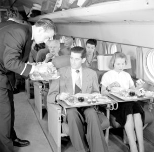 Passagiers aan de maaltijd in een KLM-vliegtuig, Bestanddeelnr 254-5477