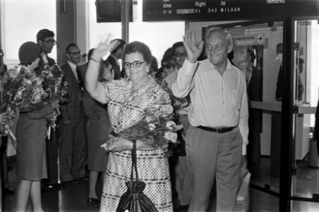Passagiers en bemanning van gekraakte DC 9 op Schiphol aangekomen, met bloemen z, Bestanddeelnr 928-7672