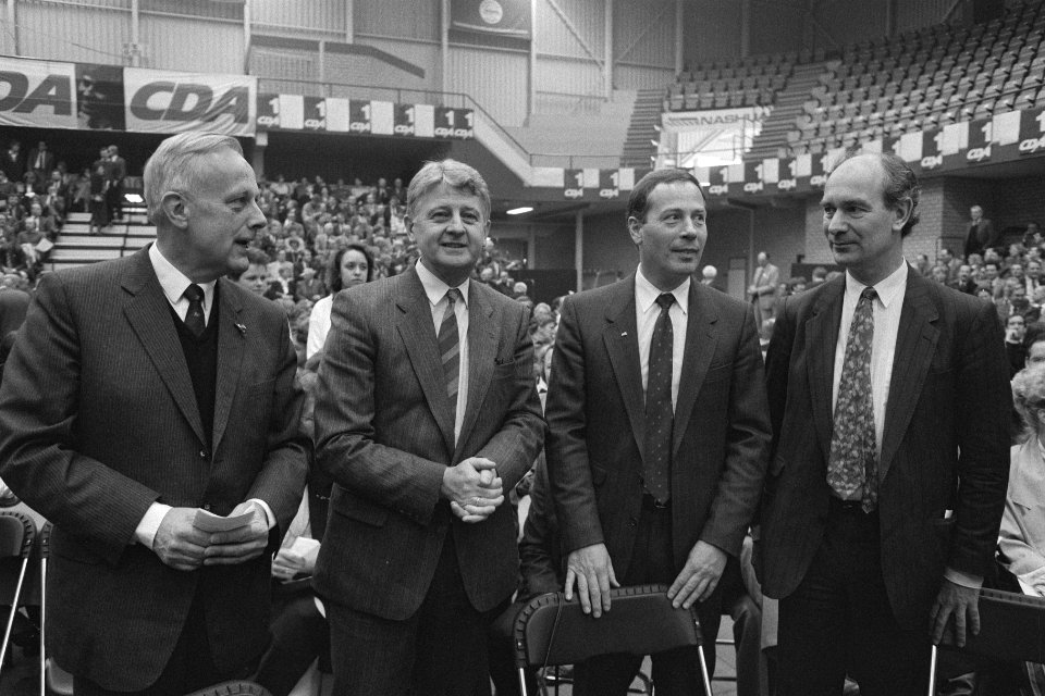 Partijraad CDA in Den Bosch v.l.n.r. Steenkamp, Bukman Van Velzen en fractievo, Bestanddeelnr 933-8772