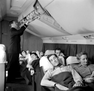 Passagiers slapen, Bestanddeelnr 252-2077