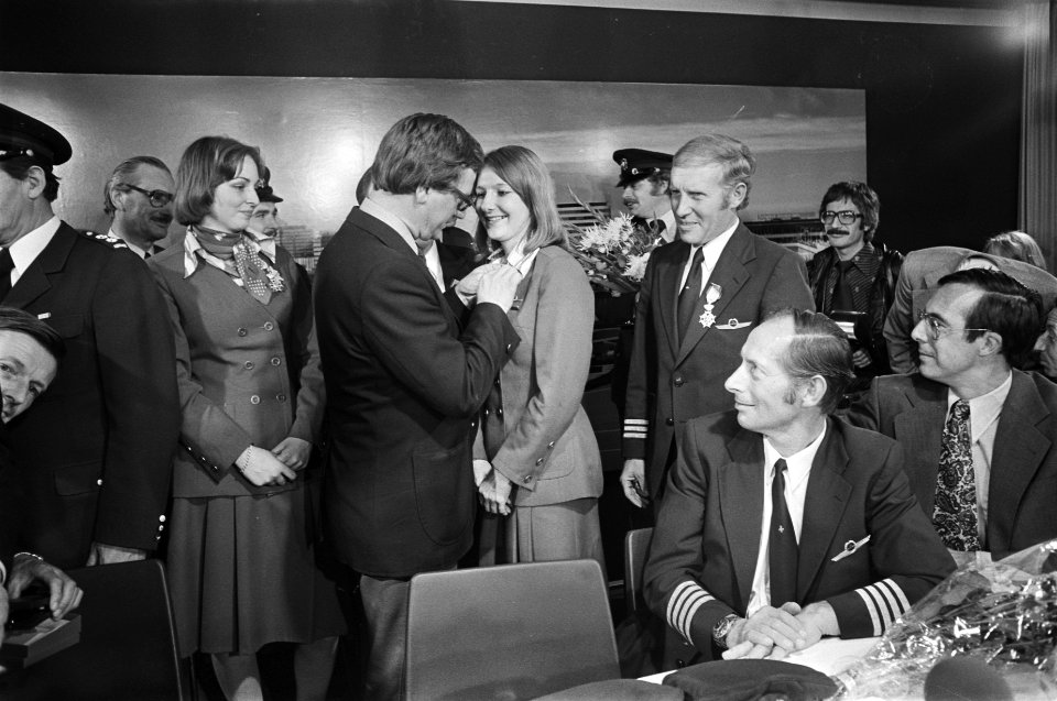 Passagiers en bemanning van gekraakte DC 9 op Schiphol aangekomen, Minister West, Bestanddeelnr 928-7682