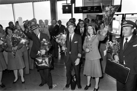 Passagiers en bemanning van gekraakte DC 9 op Schiphol aangekomen, bemanning vl, Bestanddeelnr 928-7675