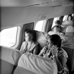 Passagiers in de Dakota van de KLM, vliegend vanuit Trinidad, Bestanddeelnr 252-2690