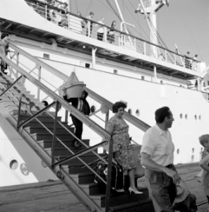 Passagiers met bagage lopen over een mobiele trap van het schip SS Zion naar d…, Bestanddeelnr 255-2170