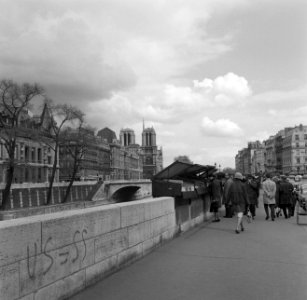Passanten langs de boekenstalletjes aan de Seine, Bestanddeelnr 254-0457