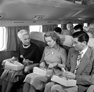 Passagiers eten een broodje aan boord van een KLM passagiersvliegtuig, Bestanddeelnr 252-1247