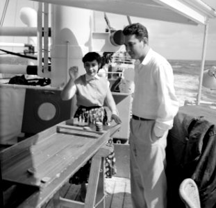 Passagiers aan het sjoelbakken aan boord van de ms. Nestor op weg naar Suriname, Bestanddeelnr 252-2105