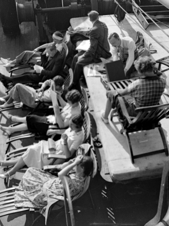 Passagiers aan dek van een schip in ligstoelen Er wordt ter verpozing een gramm, Bestanddeelnr 190-0417