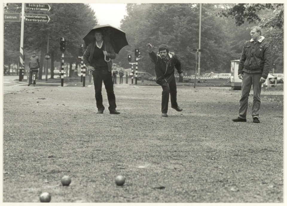Partijtje Jeu de Boules aan de Dreef in de Haarlemmerhout. NL-HlmNHA 54013172