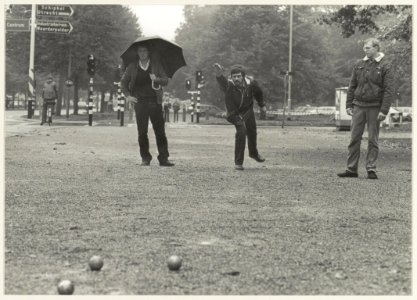 Partijtje Jeu de Boules aan de Dreef in de Haarlemmerhout. NL-HlmNHA 54013172
