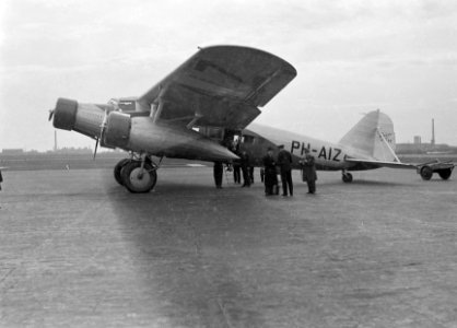 Passagiers stappen uit de Fokker F.XX PH-AIZ Zilvermeeuw op vliegveld Berlijn - , Bestanddeelnr 189-1375