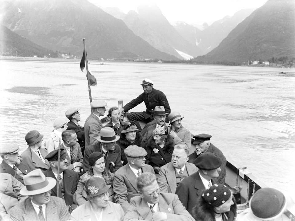 Passagiers varen in een sloep in een fjord, Bestanddeelnr 189-0609