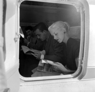 Passagiers bij de deur van een vliegtuig, Bestanddeelnr 252-2043