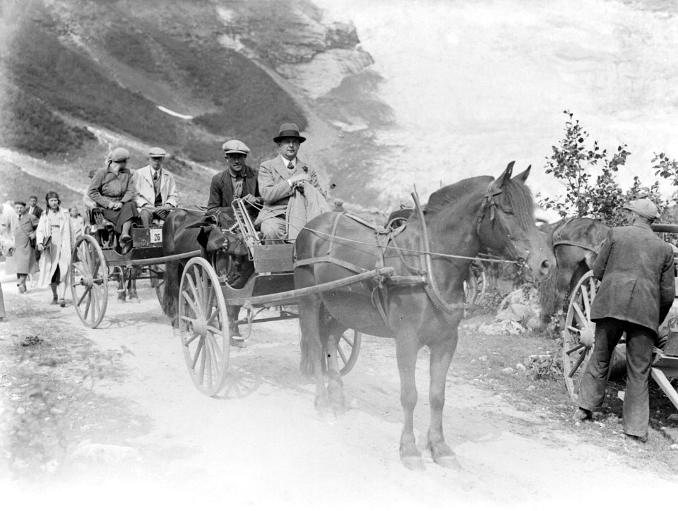 Passagiers in de karretjes (stolkjarres) in Fjaerland tijdens een excursie, Bestanddeelnr 189-0621