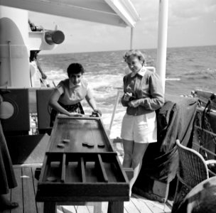 Passagiers aan het sjoelbakken aan boord van de ms. Nestor op weg naar Suriname, Bestanddeelnr 252-2109