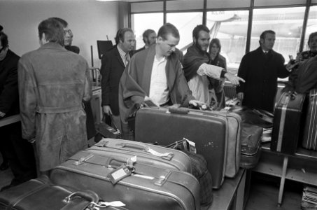 Passagiers zoeken bagage uit, Bestanddeelnr 927-0435