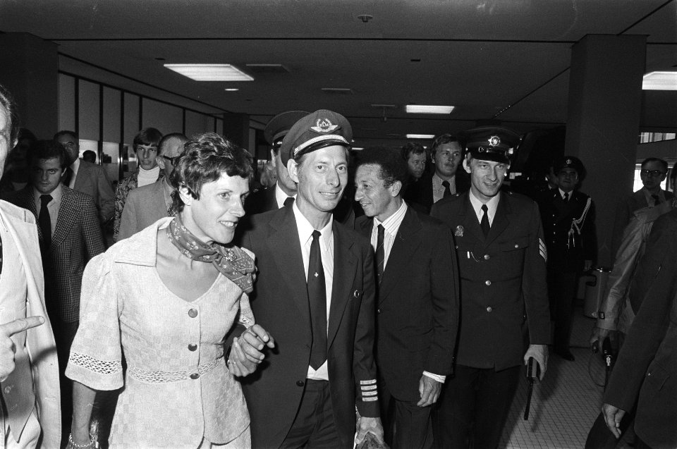 Passagiers en bemanning van gekraakte DC 9 op Schiphol aangekomen, gezagvoerder , Bestanddeelnr 928-7680