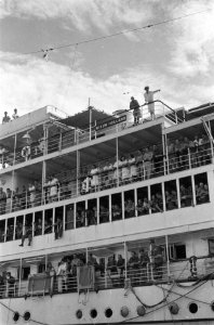 Passagiers kijken vanaf het schip naar de kade, Bestanddeelnr 99-5-5
