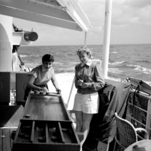 Passagiers aan het sjoelbakken aan boord van de ms. Nestor op weg naar Suriname, Bestanddeelnr 252-2111