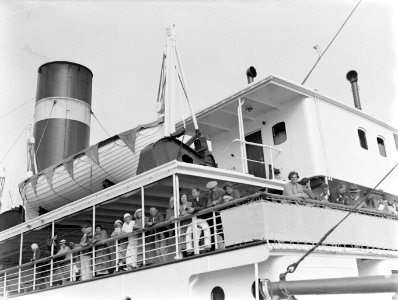 Passagiers op de MS Colombia in Plymouth, Bestanddeelnr 190-0138 photo