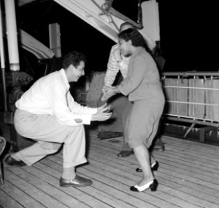Passagiers aan boord van de ms. Nestor op weg naar Suriname. Rechts mevrouw Snij, Bestanddeelnr 252-2119