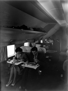 Passagiers in een klein vliegtuig Stewardess serveert, Bestanddeelnr 252-1772