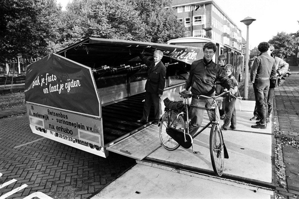 Passagier haalt zijn fiets uit de aanhanger, Bestanddeelnr 932-3510