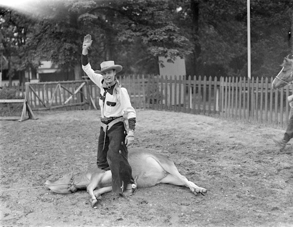 Paul Cozé zit op een kalf met een lasso om de nek, Bestanddeelnr 190-0760