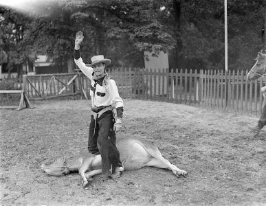 Paul Cozé zit op een kalf met een lasso om de nek, Bestanddeelnr 190-0760