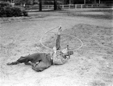 Paul Cozé met draaiende lasso op de grond liggend, Bestanddeelnr 190-0770