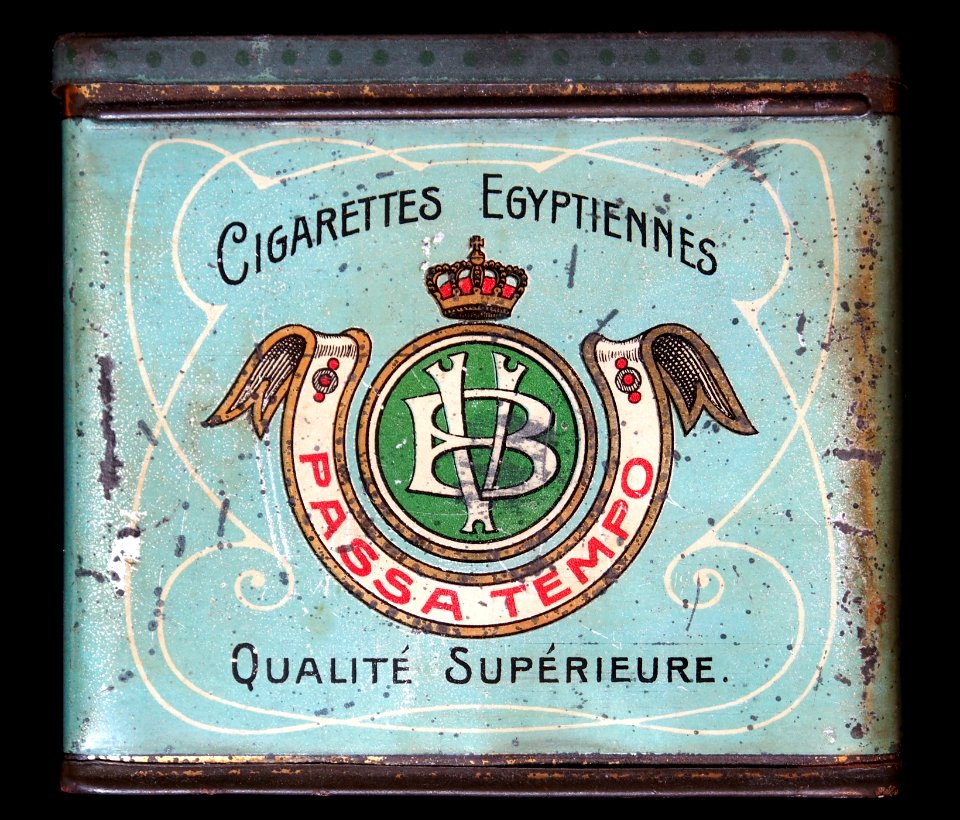 Passa Tempo cigarettes tin met BV initialen, front