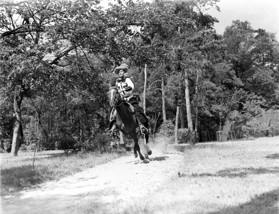 Paul Cozé rijdt te paard door een bos, Bestanddeelnr 190-0767