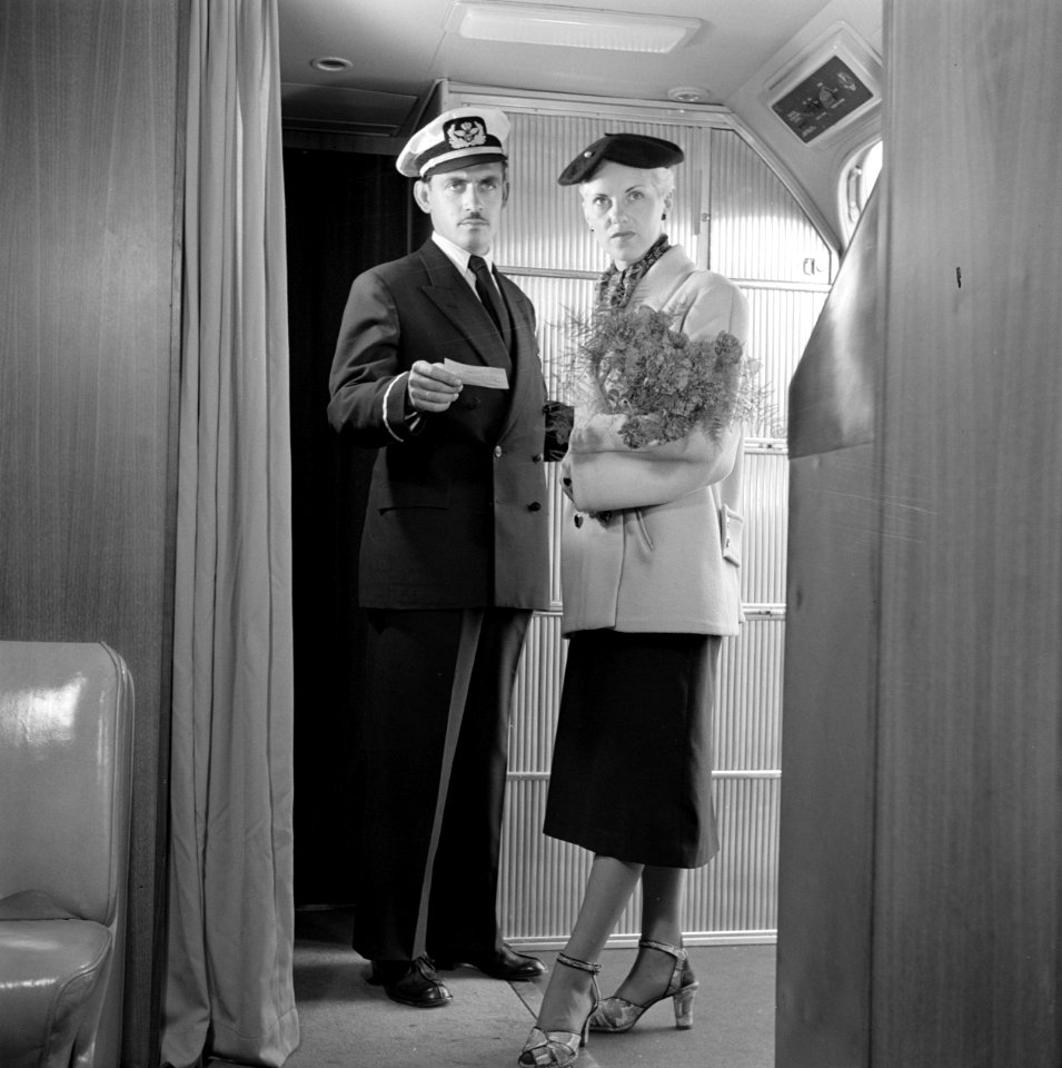 Passagier met steward in het vliegtuig, Bestanddeelnr 252-2018