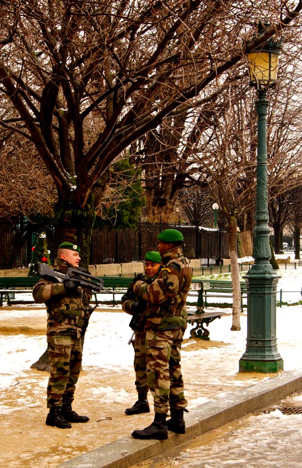 Patrol paratroopers foreign legion paris notre dame