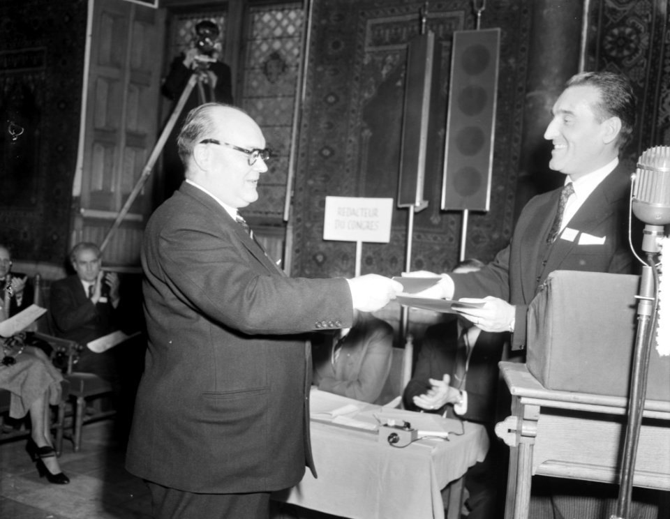 Paul Henri Spaak ontvangt het eerste Europese paspoort uitgegeven door het Hoge , Bestanddeelnr 906-0222